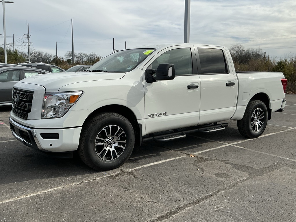 2024 Nissan Titan SV photo 2
