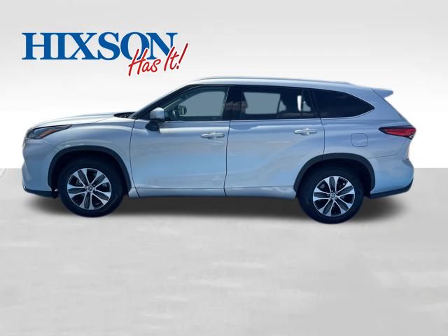2022 Toyota Highlander XLE photo 2