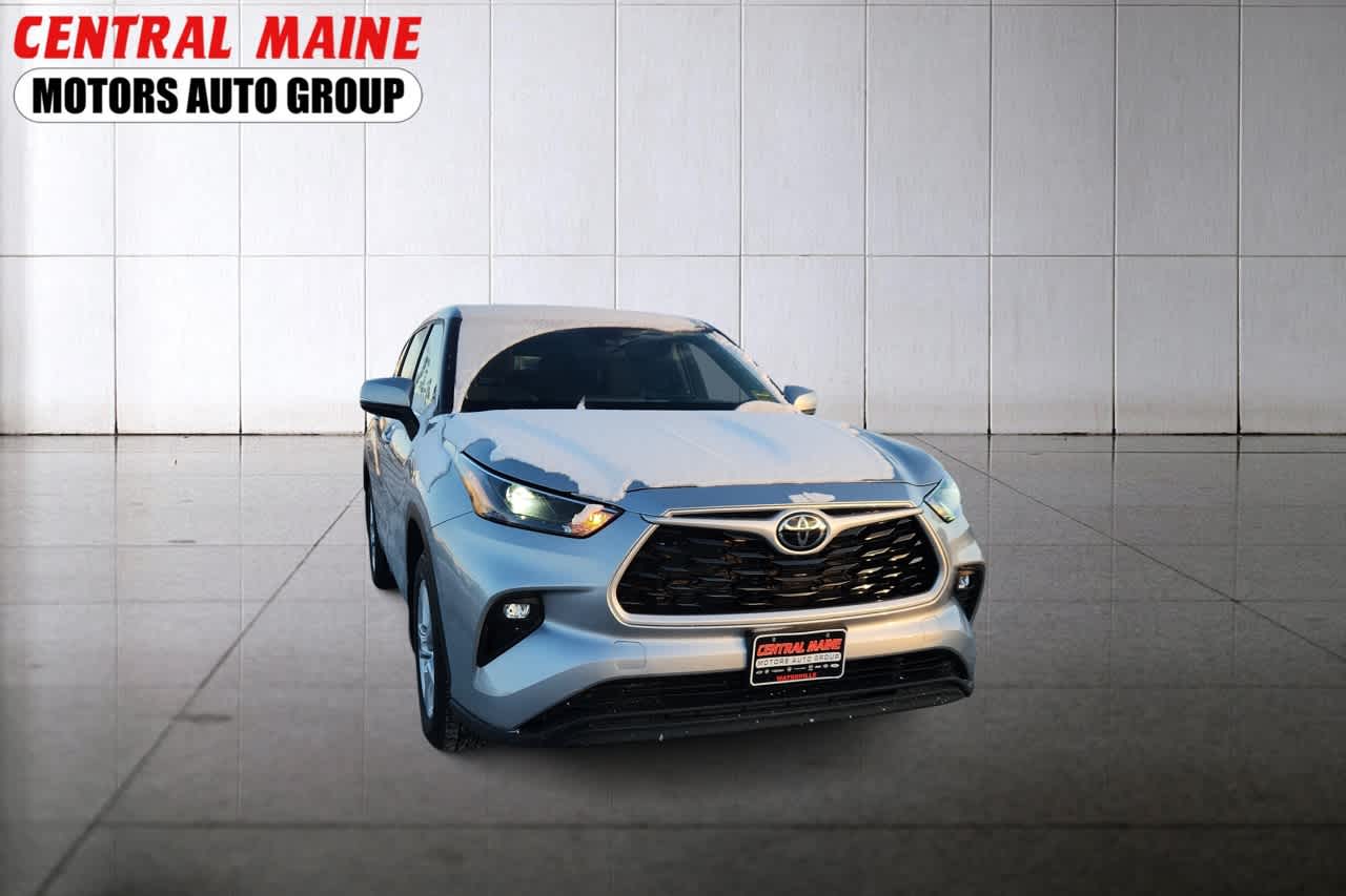 2022 Toyota Highlander LE's photo