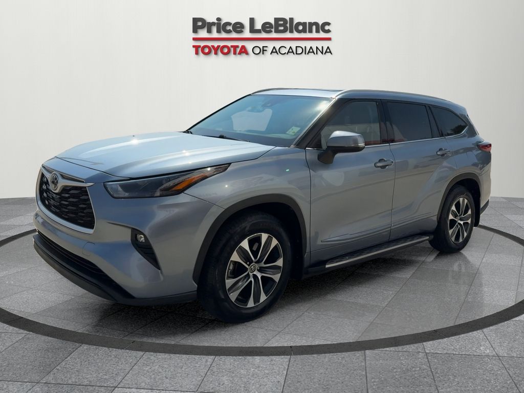 2022 Toyota Highlander XLE photo 3
