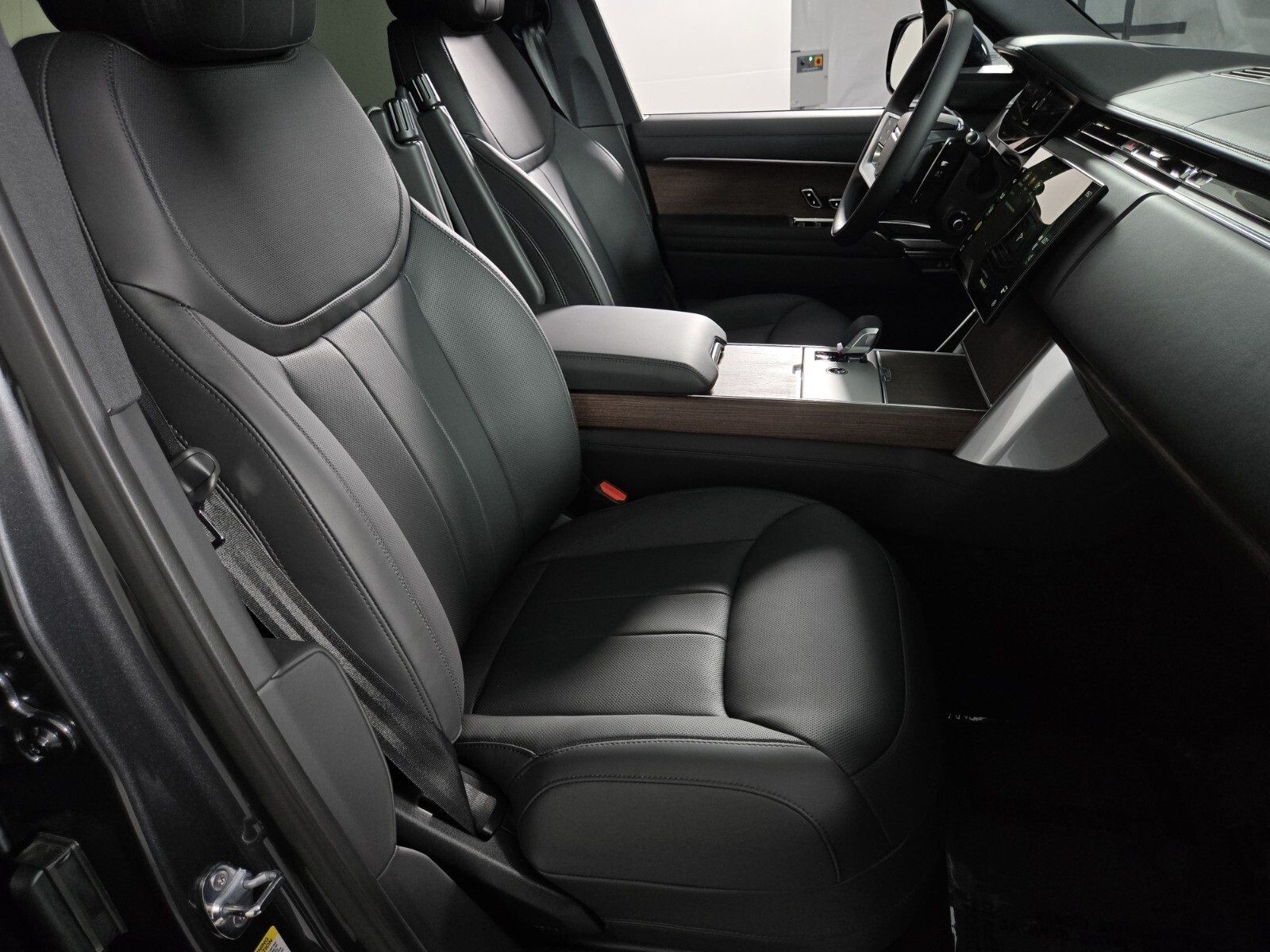 2025 Land Rover Range Rover SE photo 2