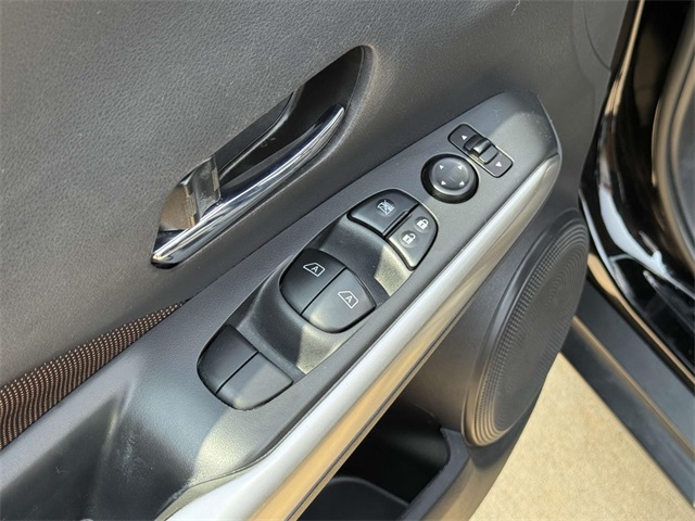 2019 Nissan Kicks SR photo 26