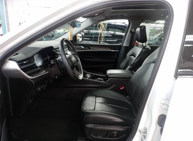2022 Jeep Grand Cherokee Limited photo 2