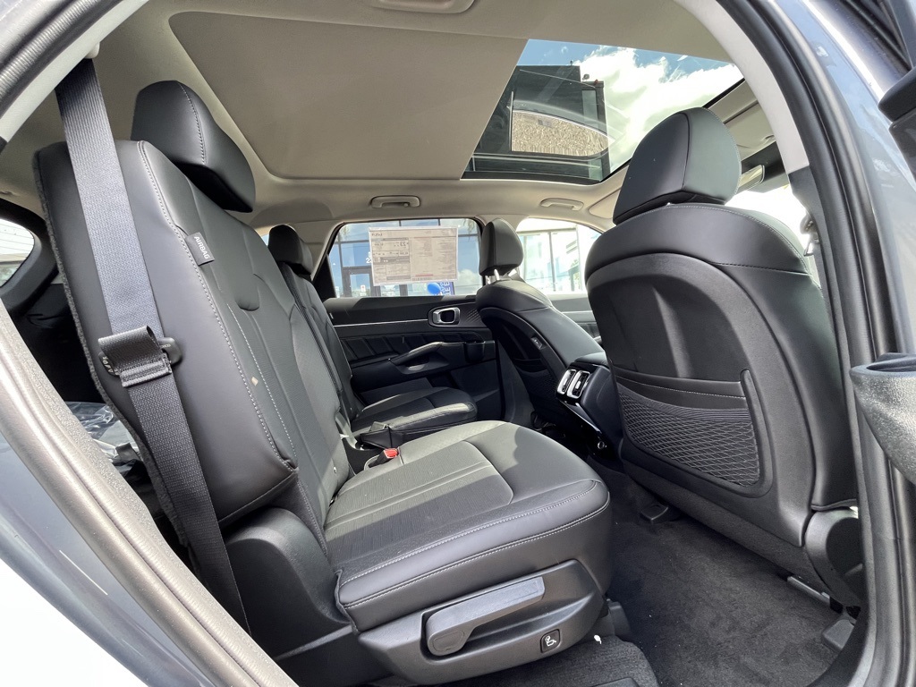 2025 Kia Sorento SX photo 5