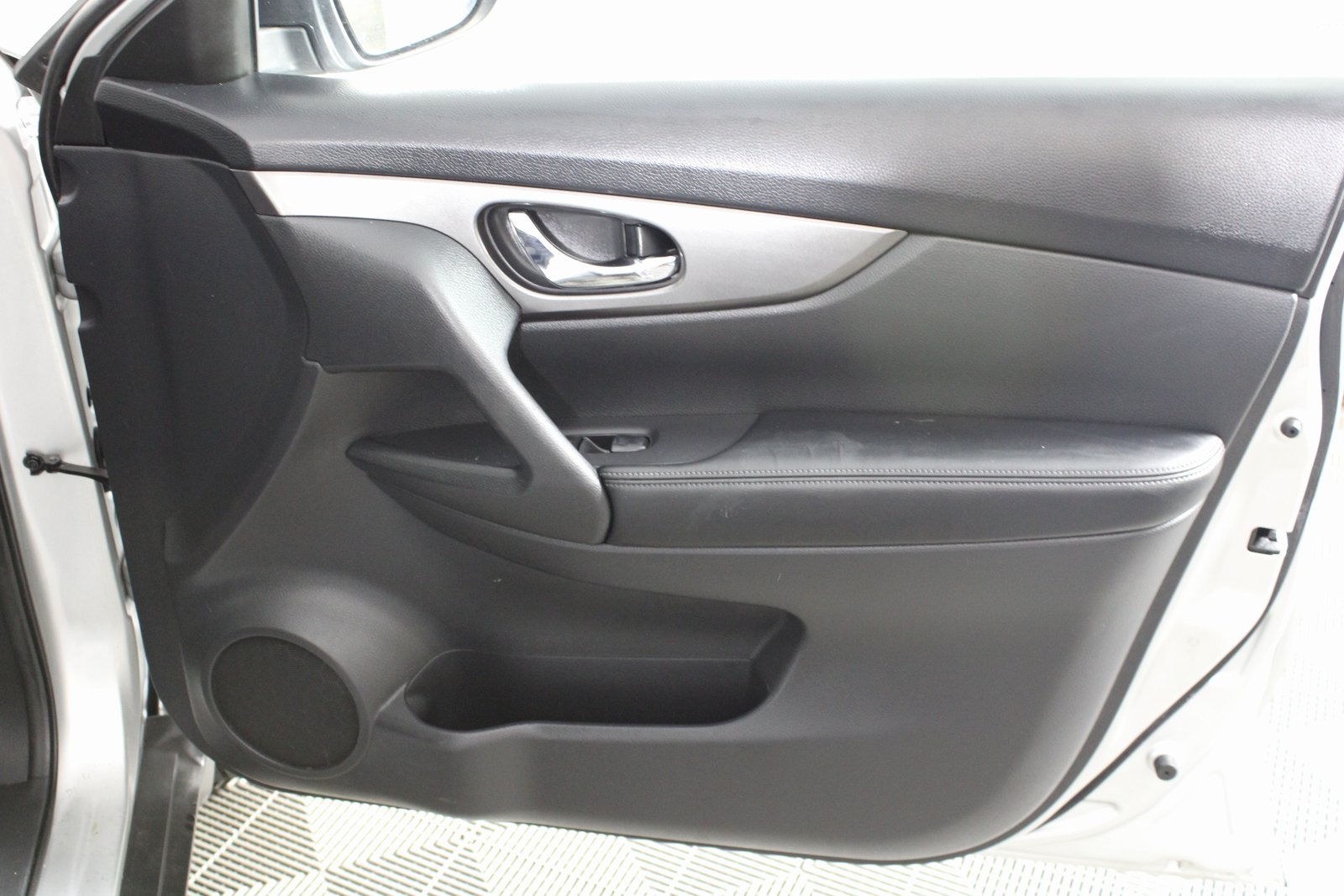 2015 Nissan Rogue SV photo 15