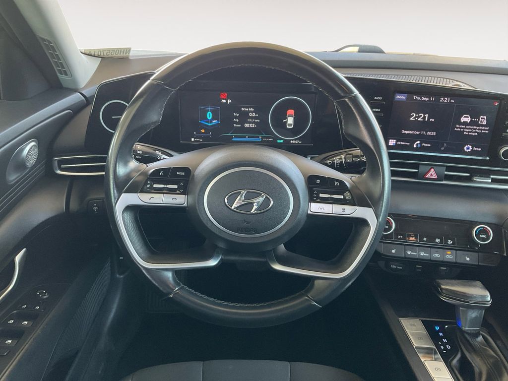 2022 Hyundai Elantra SEL photo 16