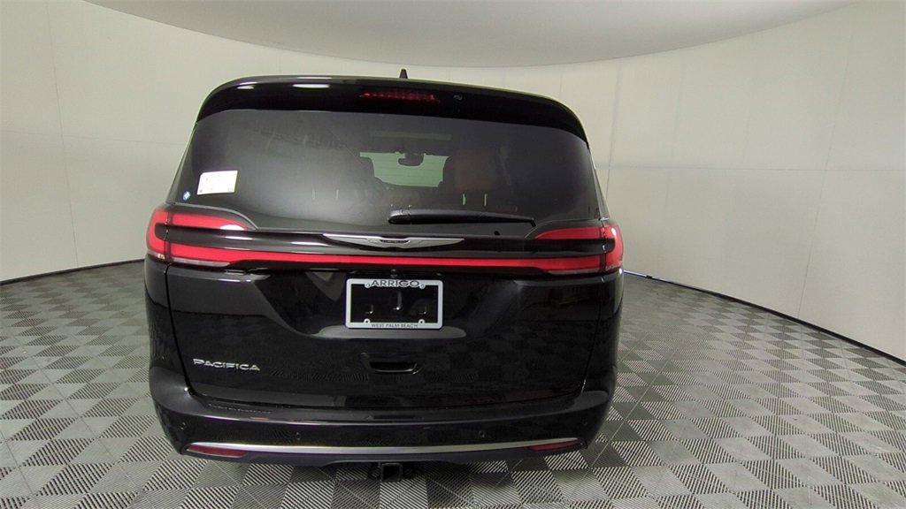2026 Chrysler Pacifica Pinnacle photo 4
