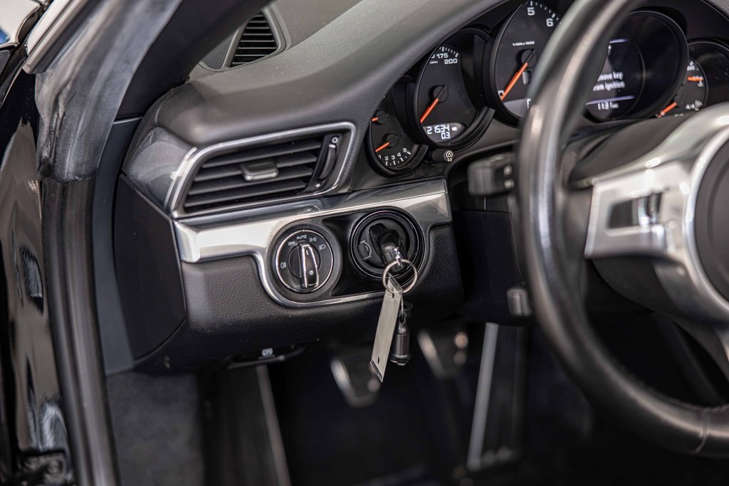 2016 PORSCHE 911 - Image 20