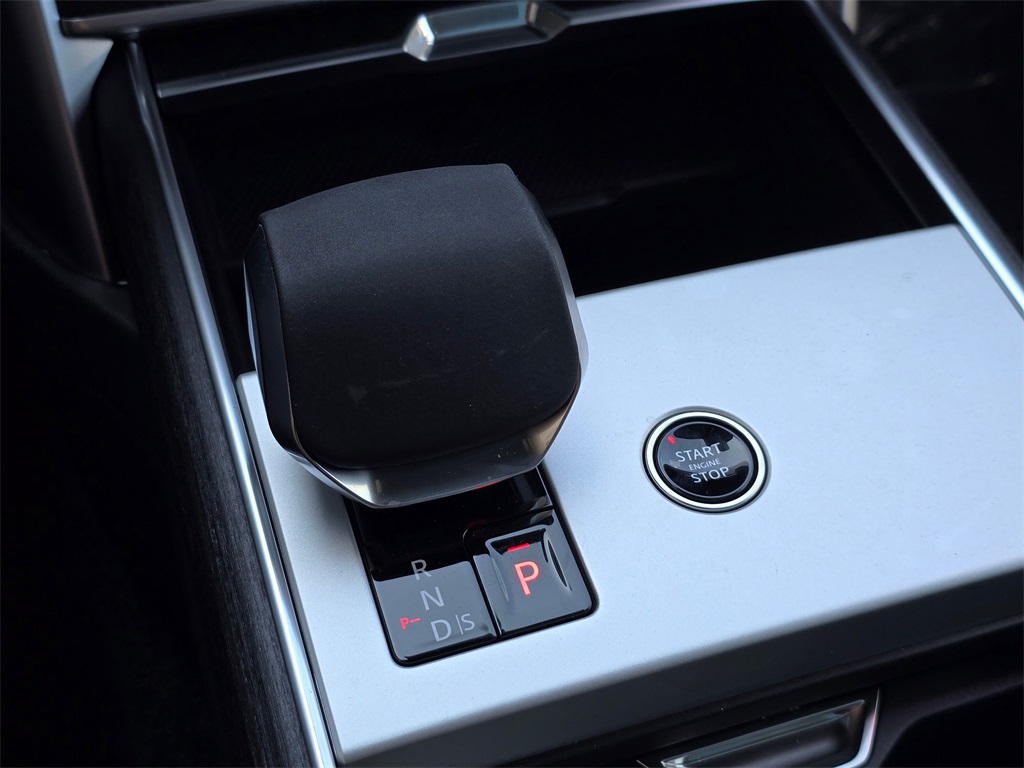 2025 Land Rover Range Rover SE photo 14