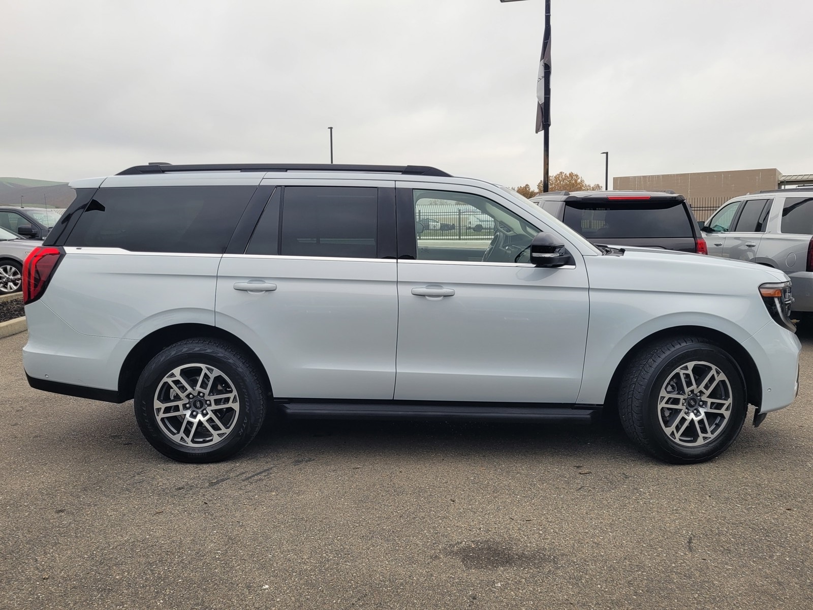 2025 Ford Expedition photo 3