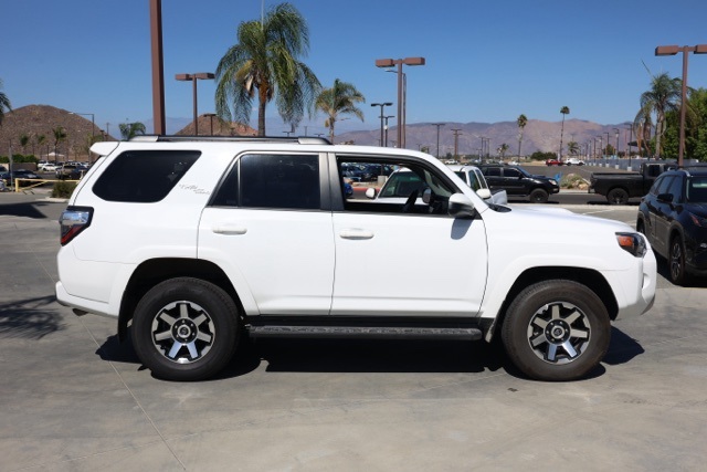 2024 Toyota 4Runner TRD Off-Road photo 2