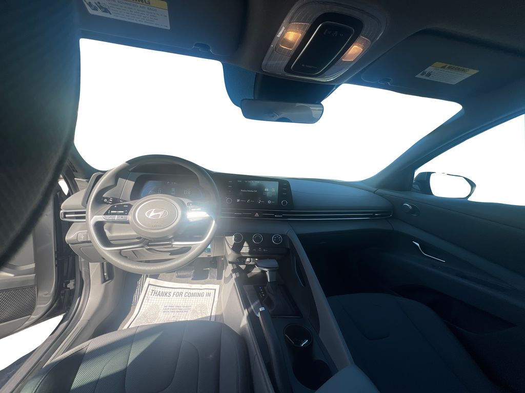 2025 Hyundai Elantra SE photo 13