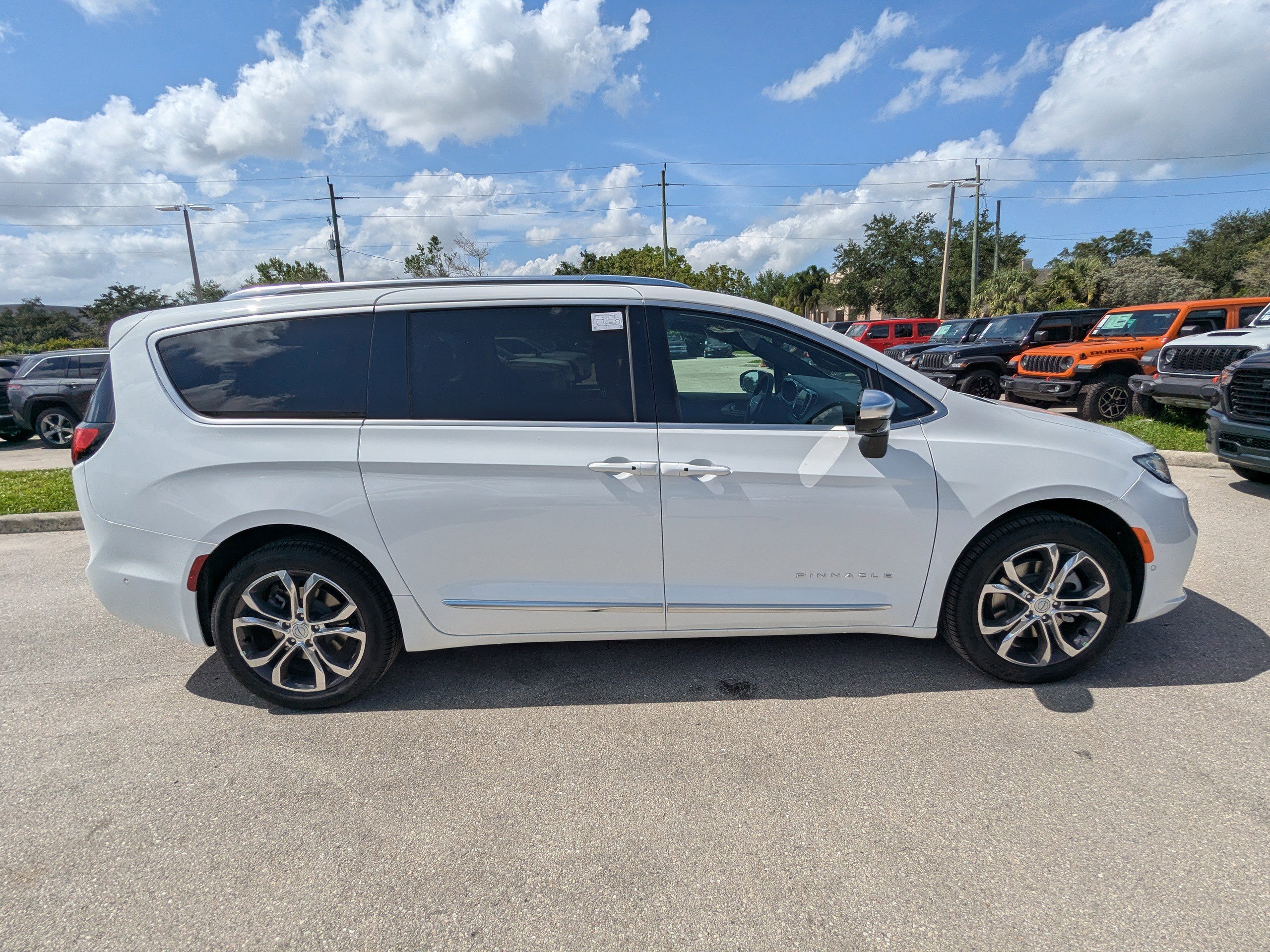 2025 Chrysler Pacifica Pinnacle photo 3