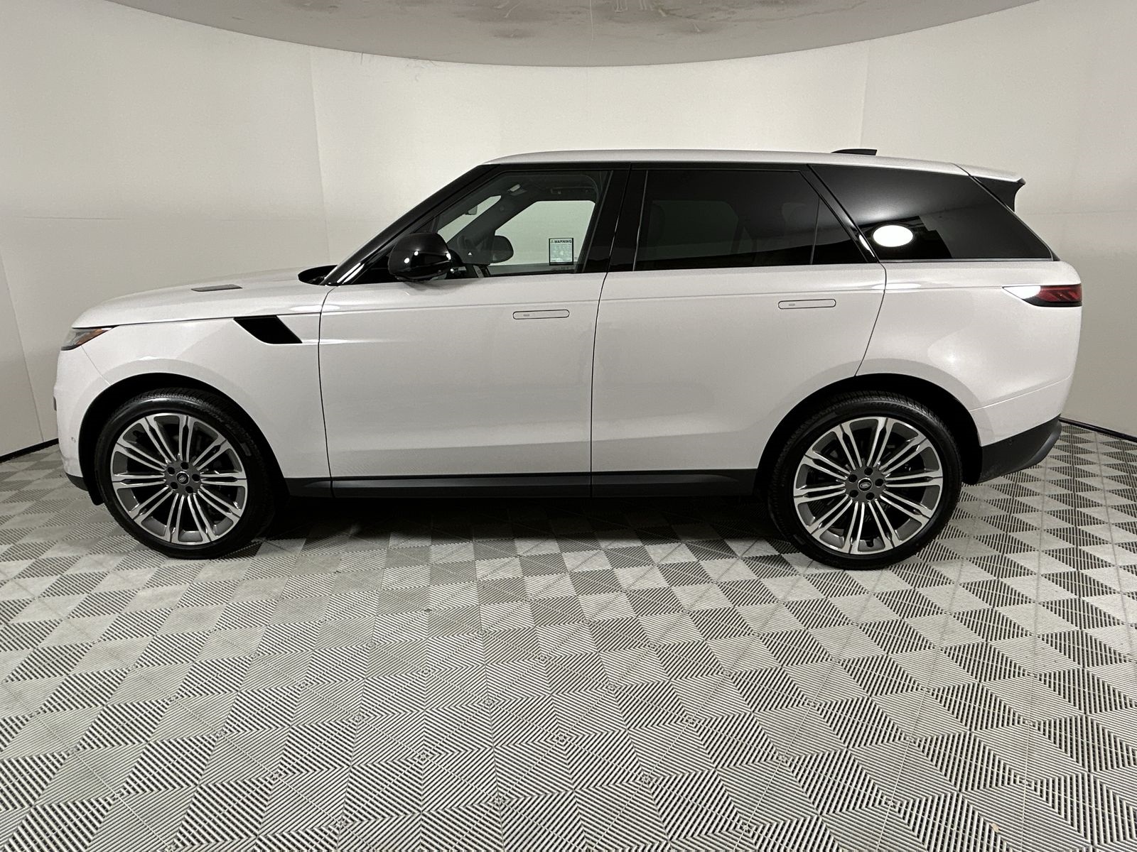 2025 Land Rover Range Rover Sport SE photo 2