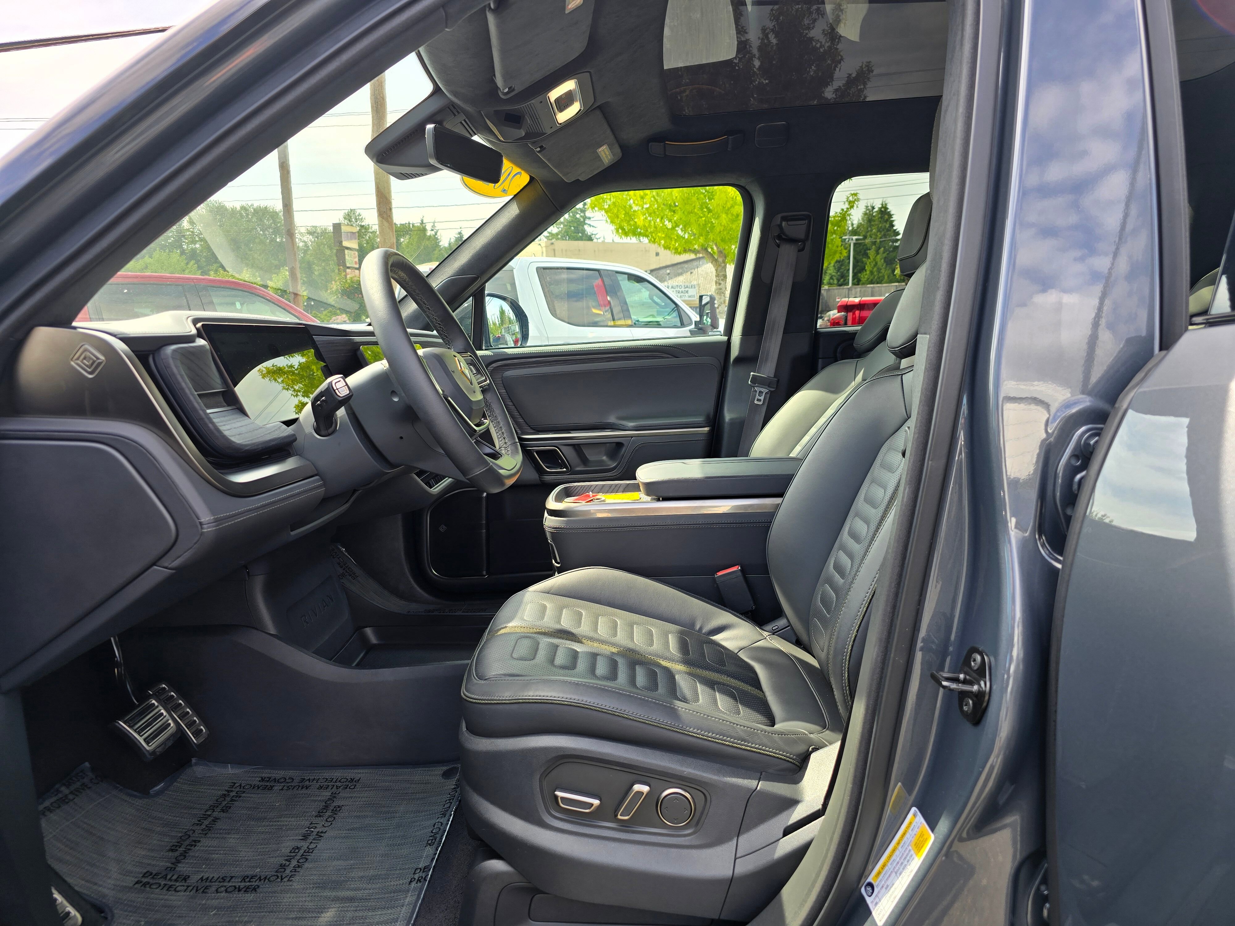 2023 Rivian R1S Adventure photo 3