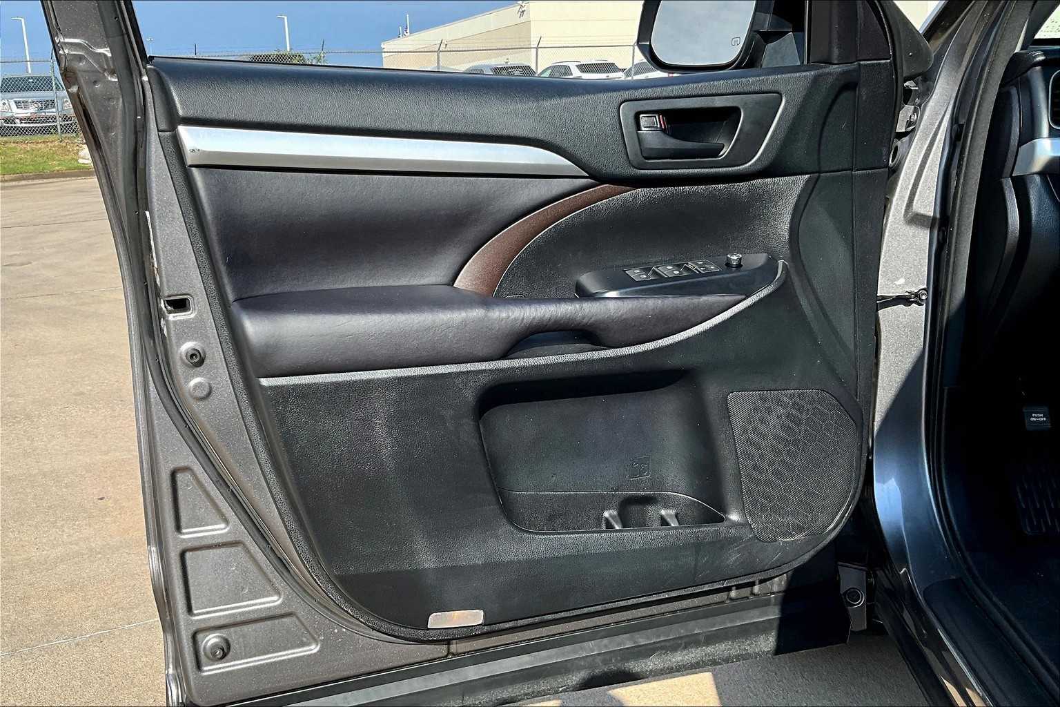 2017 Toyota Highlander LE Plus photo 23