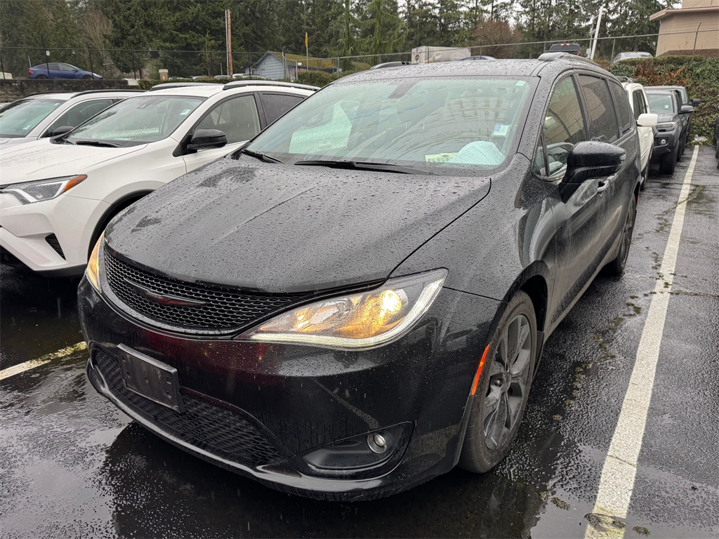 2018 Chrysler Pacifica Touring L Plus's photo
