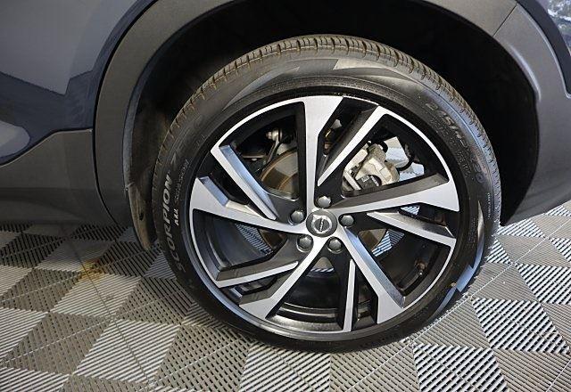 2022 Volvo XC40 R-Design photo 8