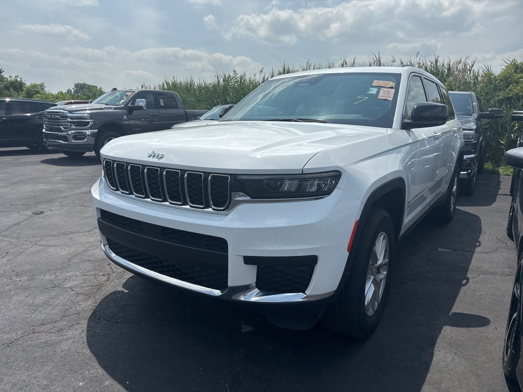 2023 Jeep Grand Cherokee Laredo photo 3