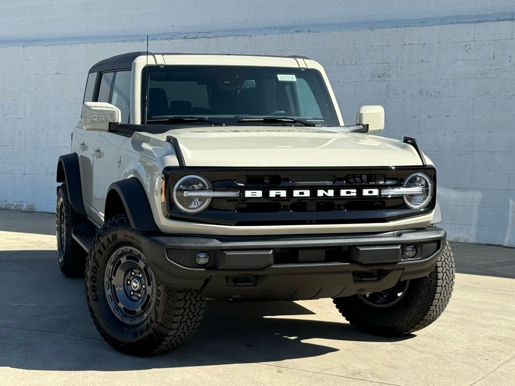 2025 Ford Bronco Outer Banks photo 2