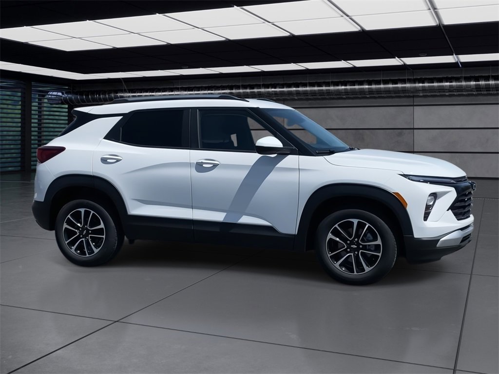 2025 Chevrolet Trailblazer LT photo 2