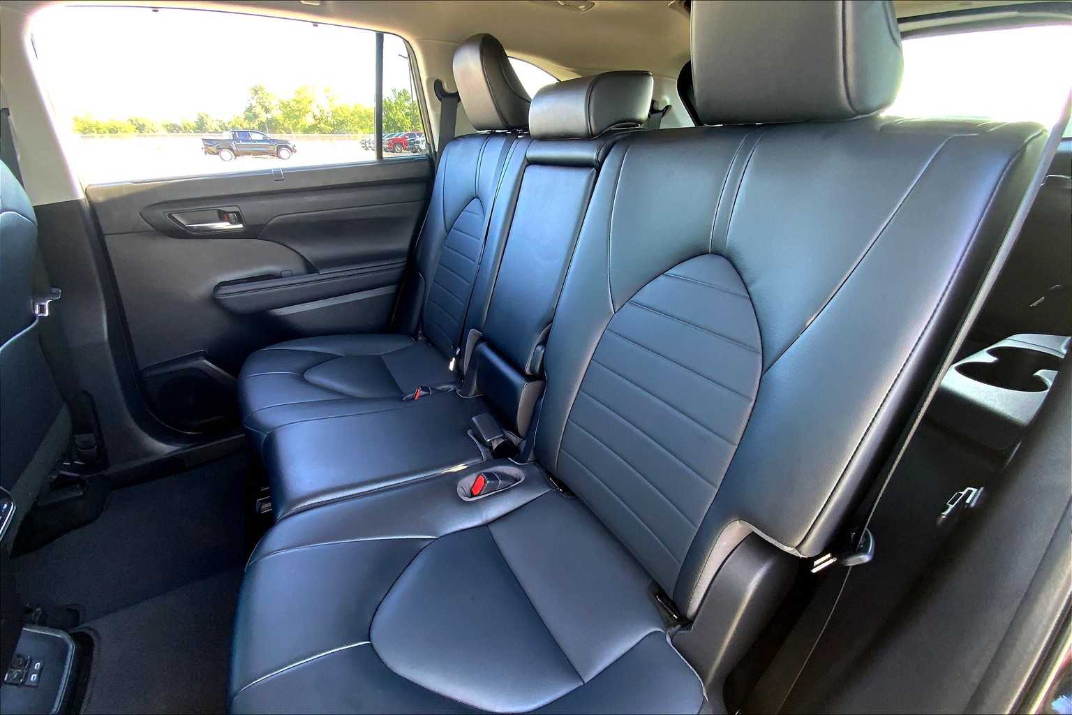 2022 Toyota Highlander XLE photo 18