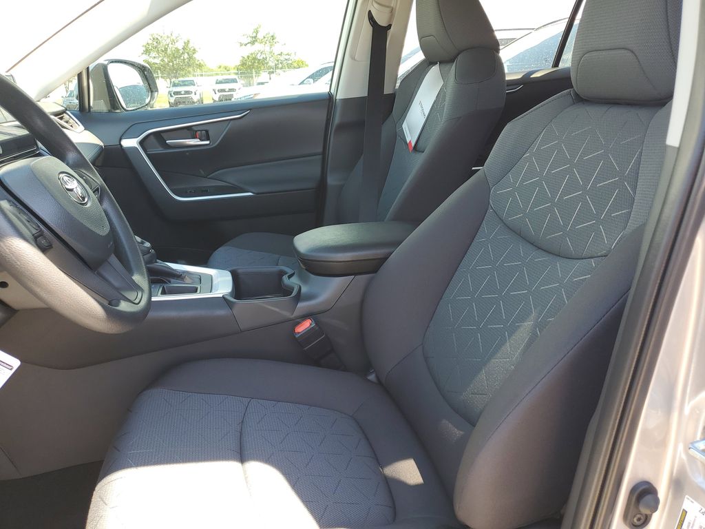 2025 Toyota RAV4 XLE photo 15