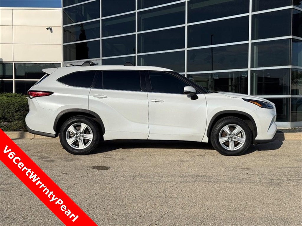 2022 Toyota Highlander LE photo 2