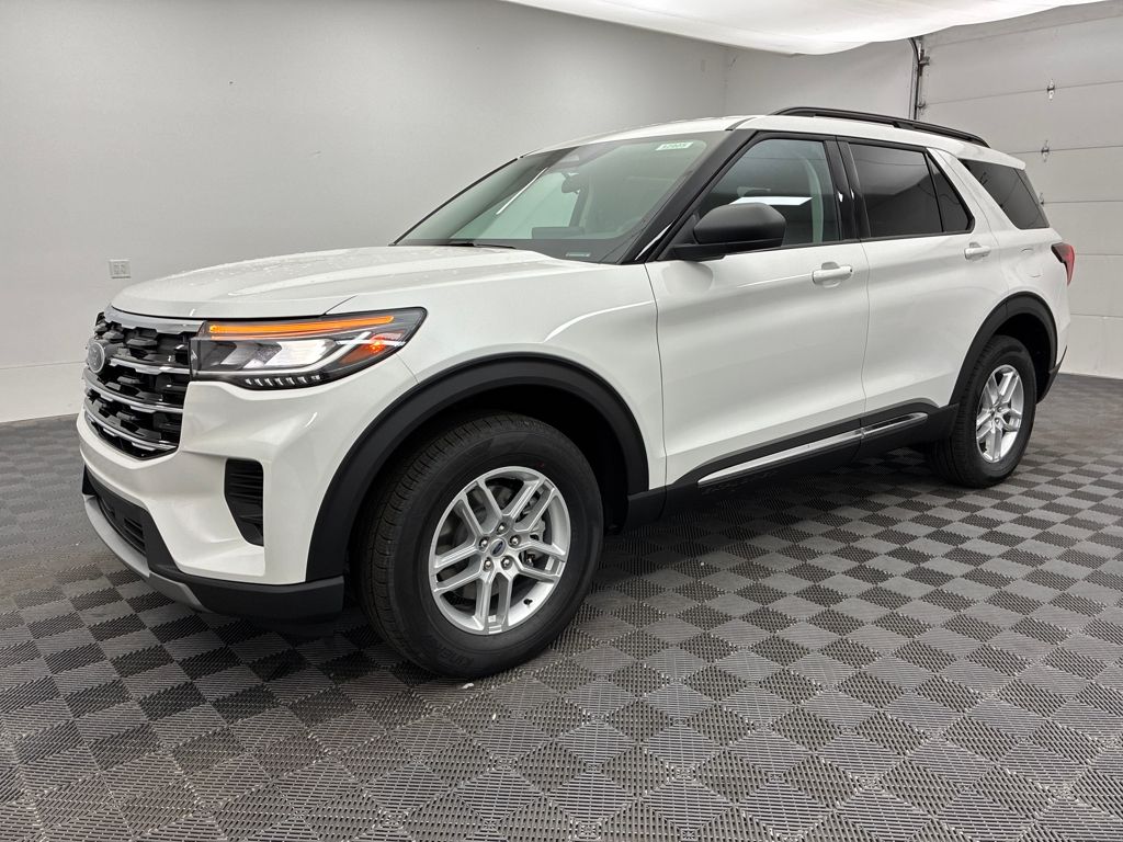 2025 Ford Explorer photo 2