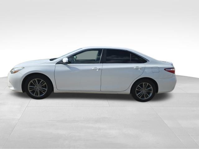 2016 Toyota Camry SE photo 2