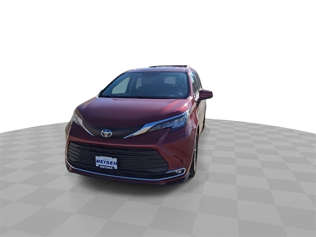 2021 Toyota Sienna XLE photo 3