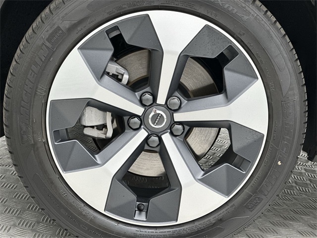 2025 Volvo XC40 AWD Core photo 2