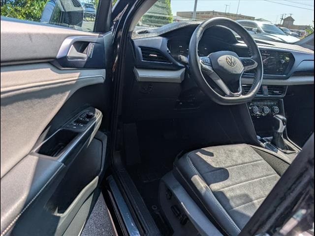 2024 Volkswagen Taos SE photo 3