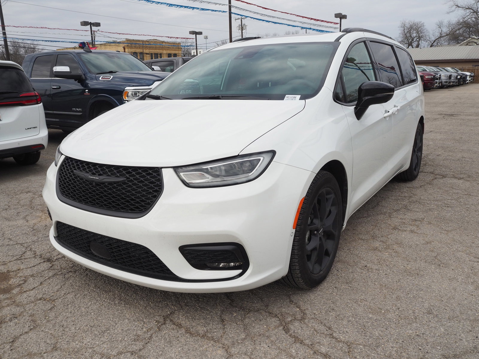 2024 Chrysler Pacifica Limited photo 2