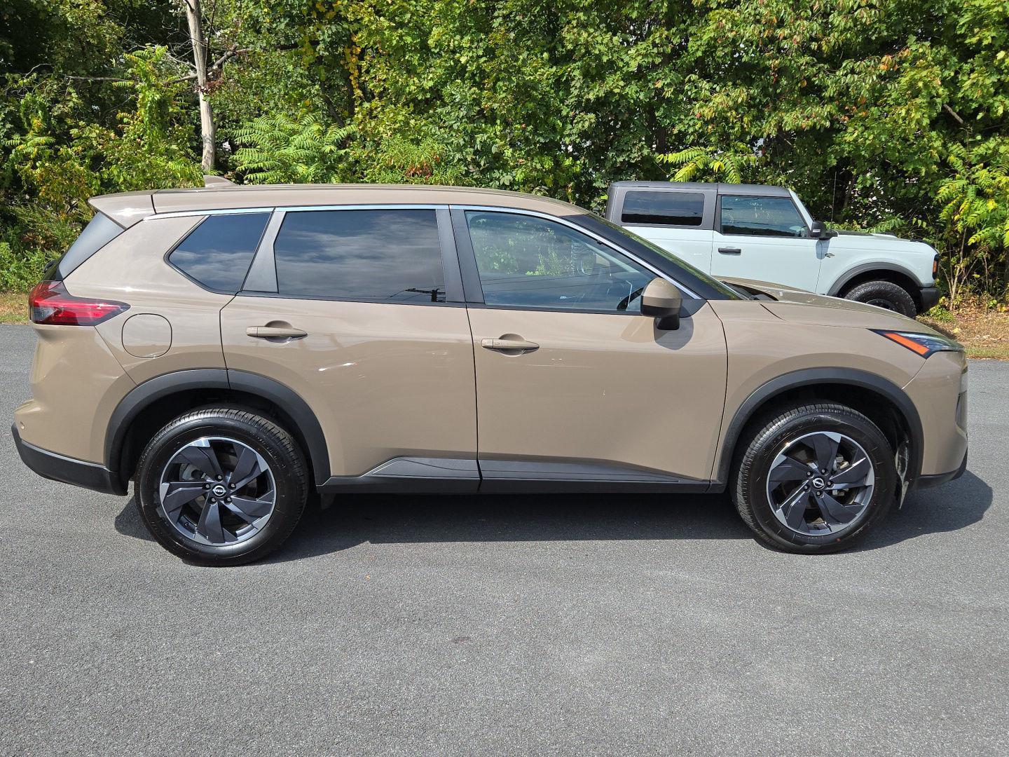 2024 Nissan Rogue SV photo 3