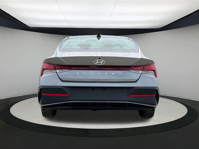 2025 Hyundai Elantra SE photo 6