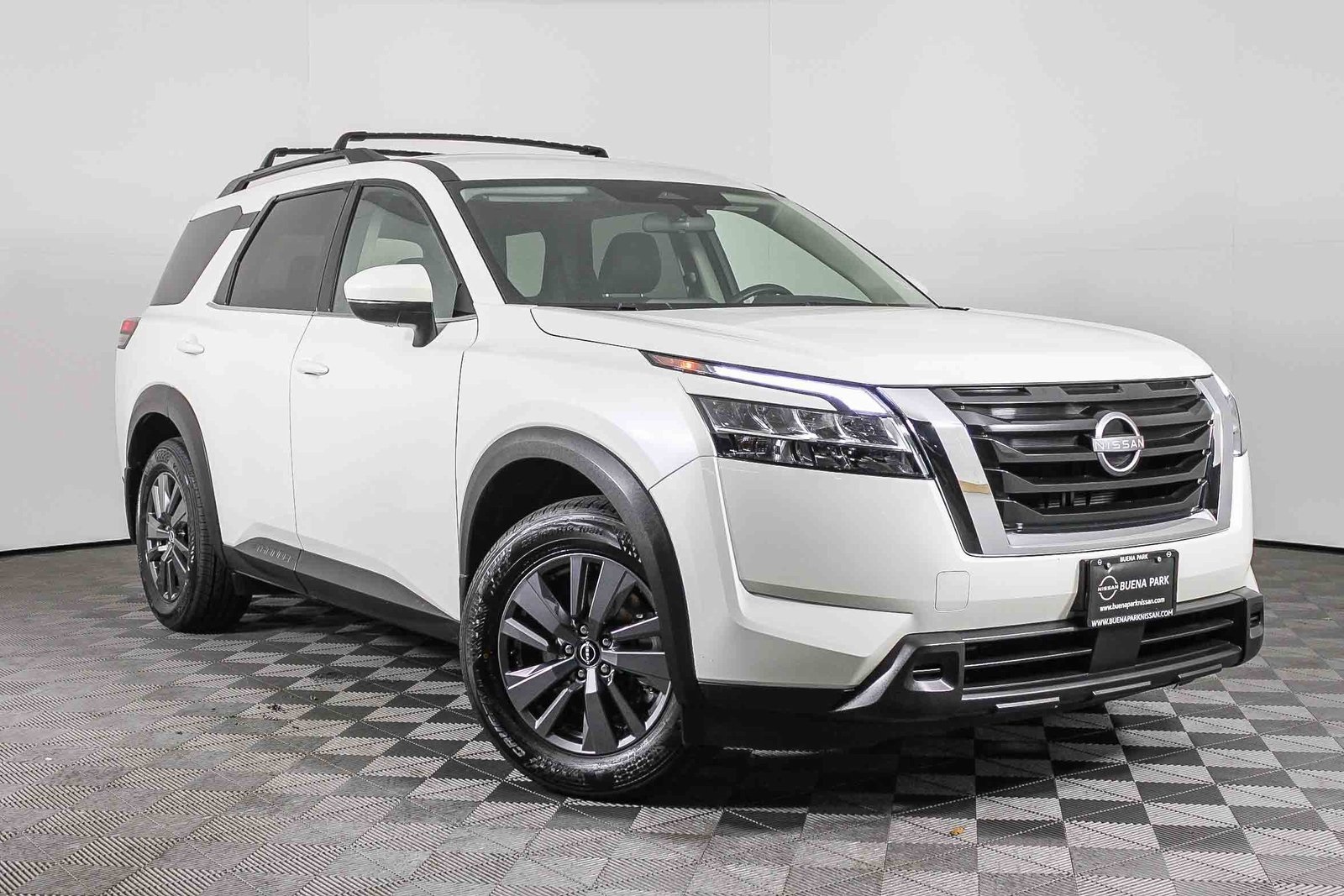 2022 Nissan Pathfinder SV's photo