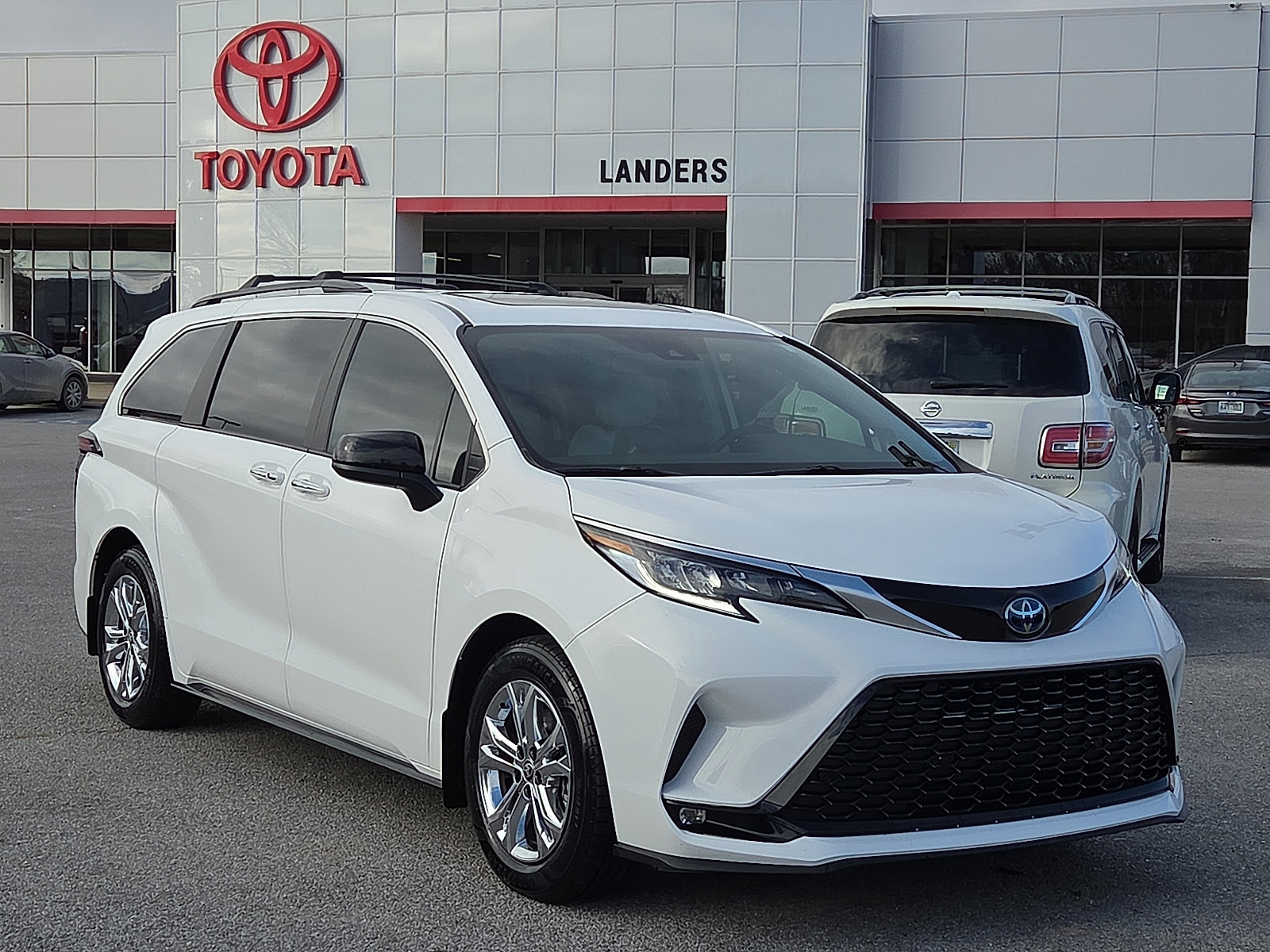 2023 Toyota Sienna XSE's photo