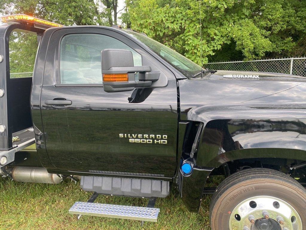 2023 Chevrolet Silverado 6500HD LT photo 3
