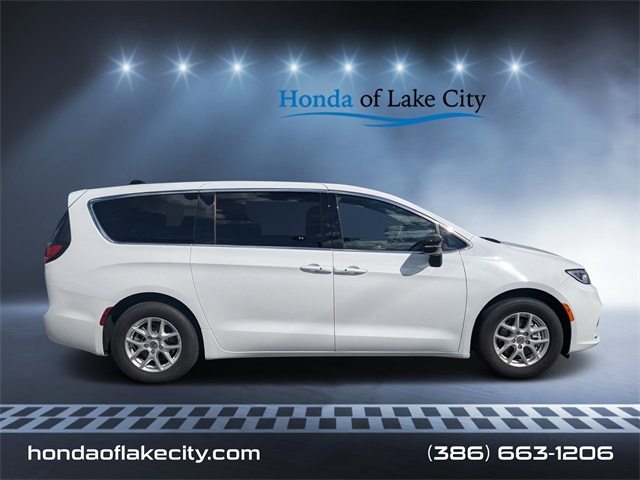 2025 Chrysler Pacifica Select's photo