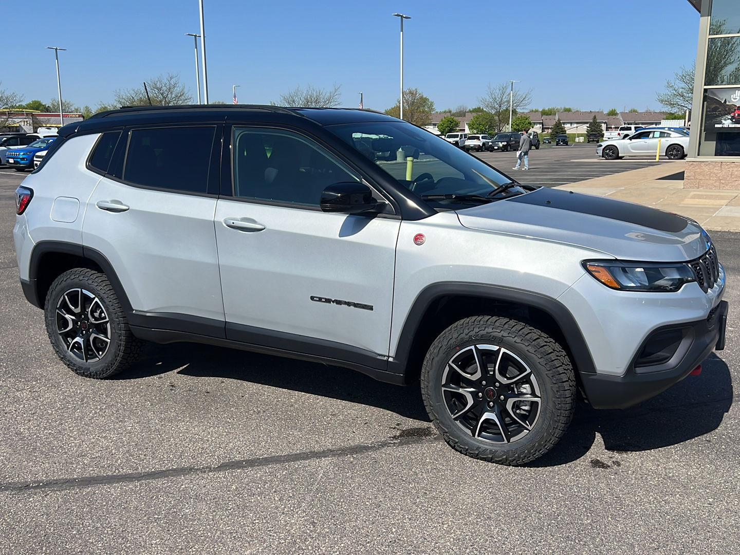 2025 Jeep Compass Trailhawk photo 2