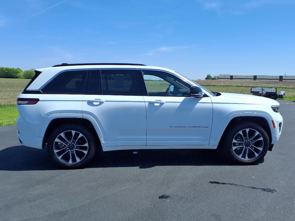 2024 Jeep Grand Cherokee Overland photo 2