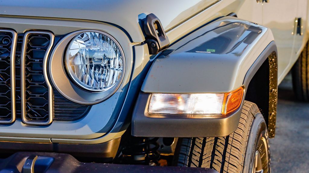 2025 Jeep Gladiator Sport S photo 4
