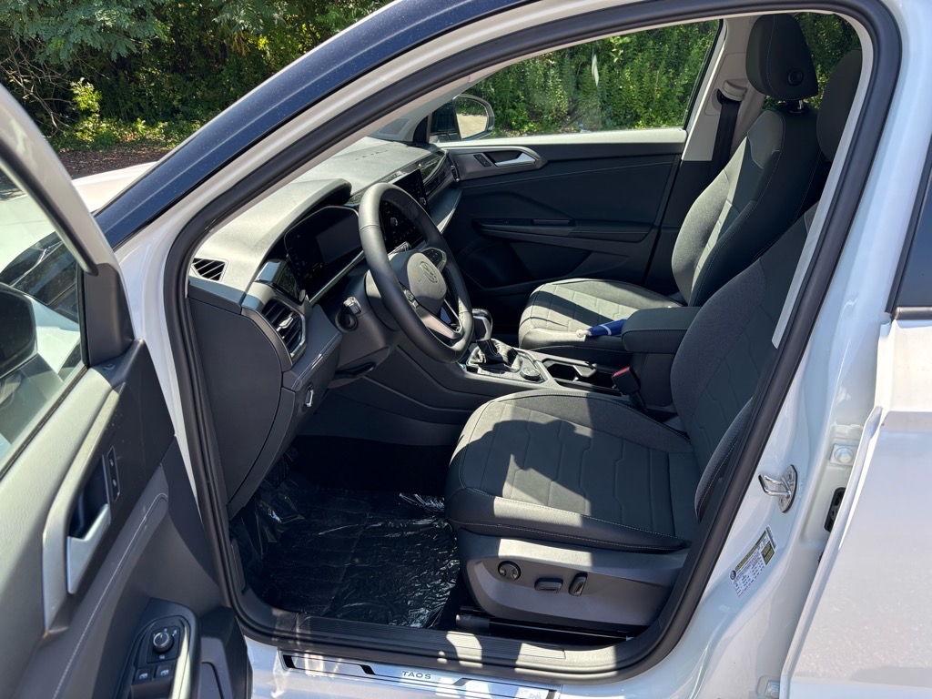 2025 Volkswagen Taos SE photo 9