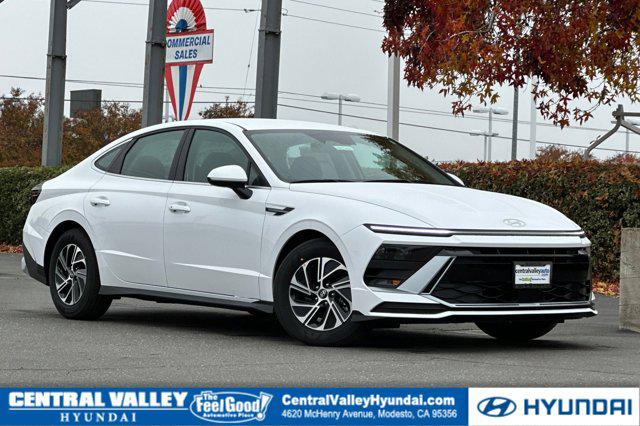 2026 Hyundai Sonata Hybrid Blue's photo