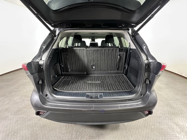 2022 Toyota Highlander LE photo 12