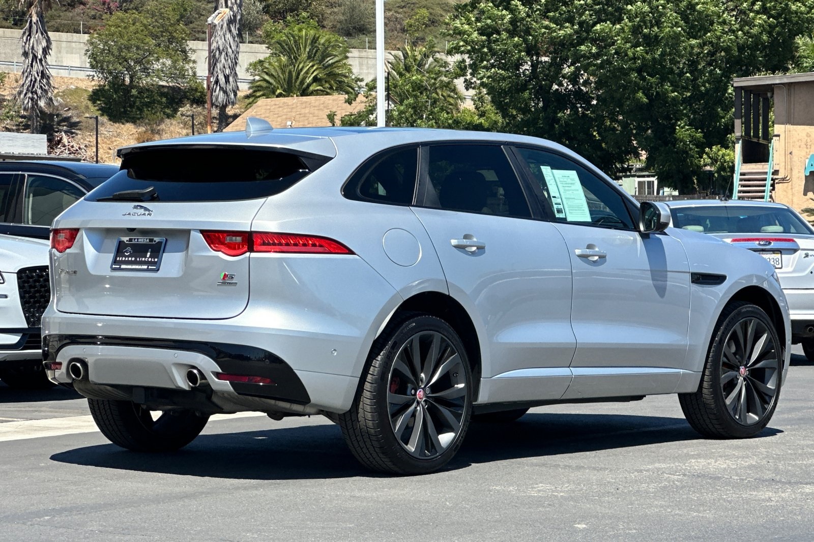 2017 Jaguar F-PACE First Edition photo 3