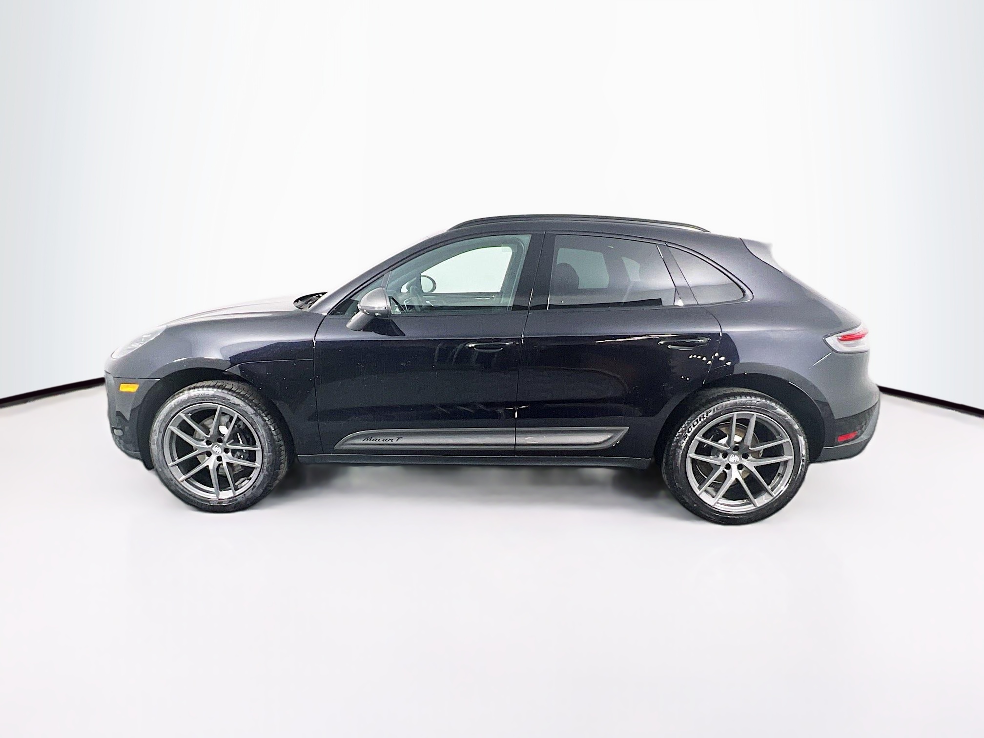 2025 Porsche Macan T photo 2