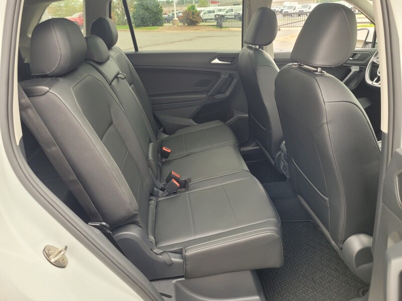 2019 Volkswagen Tiguan SE R-Line photo 12