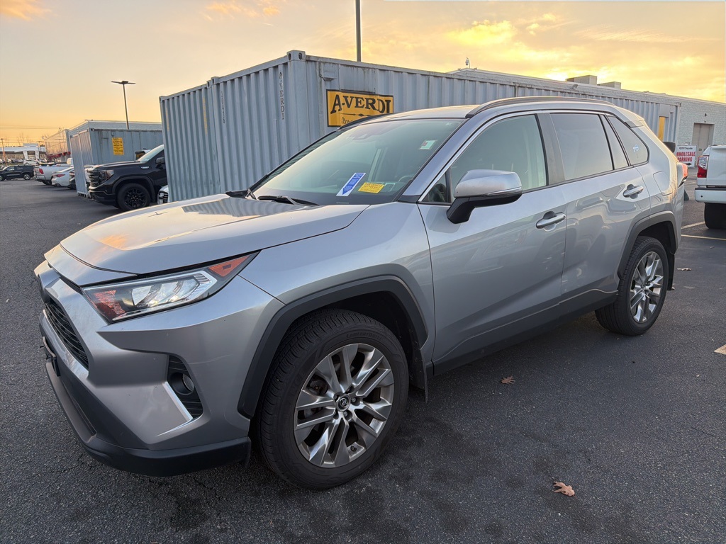 2019 Toyota RAV4 XLE Premium photo 2
